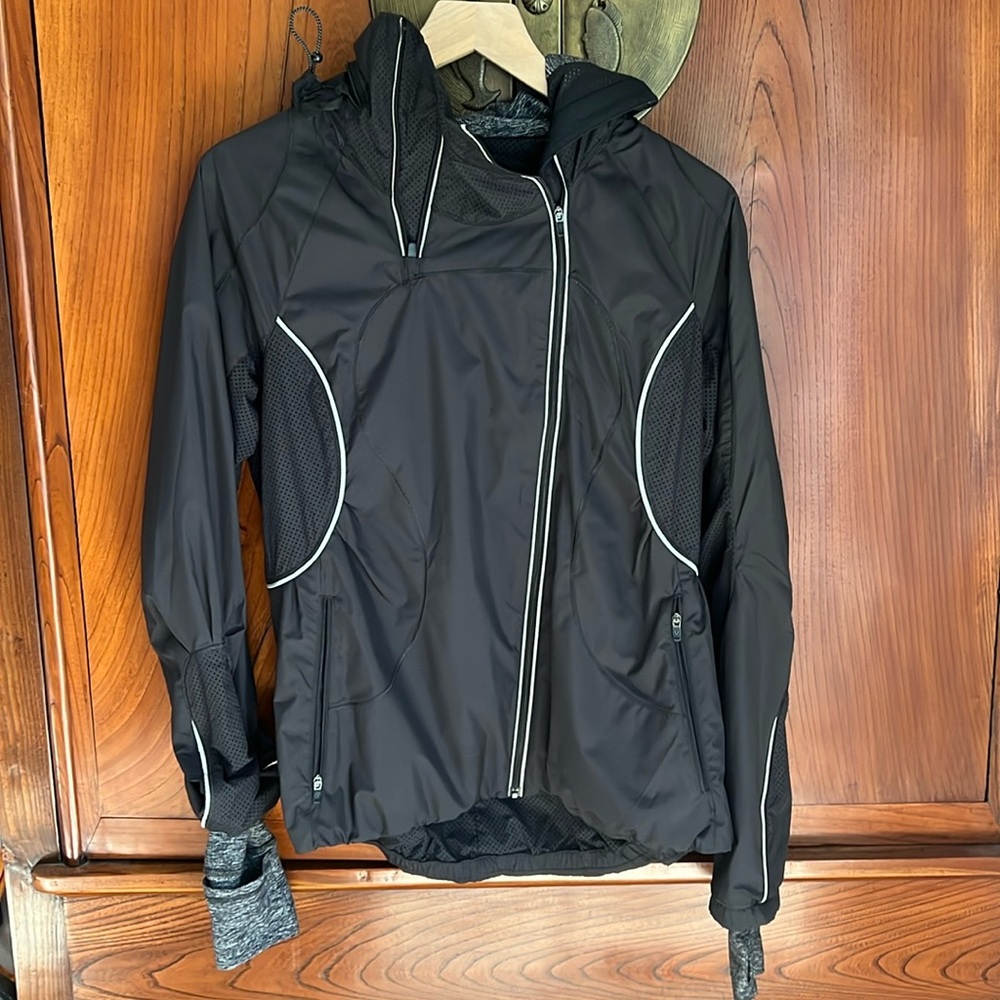Black Lululemon light rain coat for running